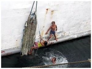 muro-ami-kids-at-the-side-of-boat